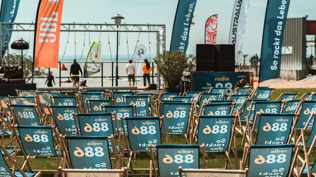 88.6 Bühne beim Seaside Festival mit Liegestühlen davor