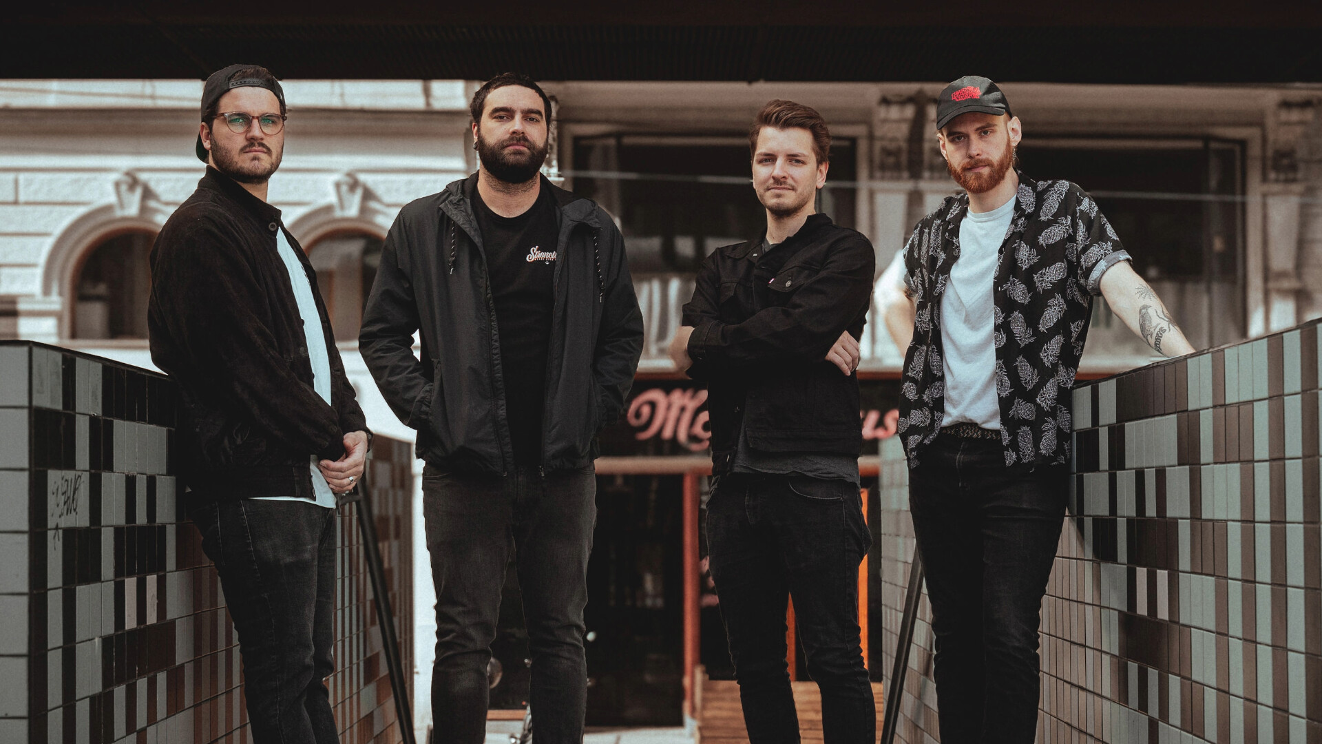 Die Band Zug Nach Wien steht auf einer verfliesten Brücke