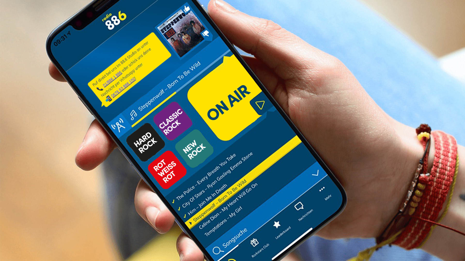 radio 88.6 App Eine Person hält ein Smartphone in der Hand, auf dem die 88.6 App geöffnet ist.