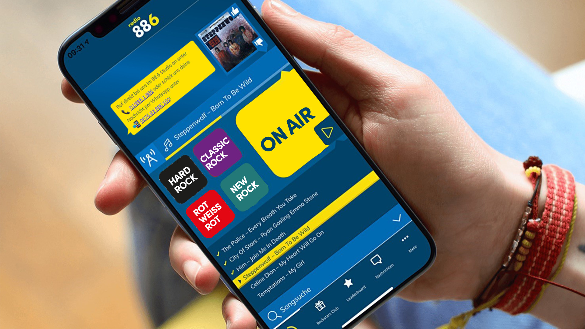 Eine Person hält ein Smartphone in der Hand, auf dem die 88.6 App geöffnet ist.