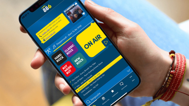 Eine Person hält ein Smartphone in der Hand, auf dem die 88.6 App geöffnet ist.