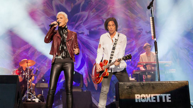 Roxette singt bei einem Konzert auf der Bühne