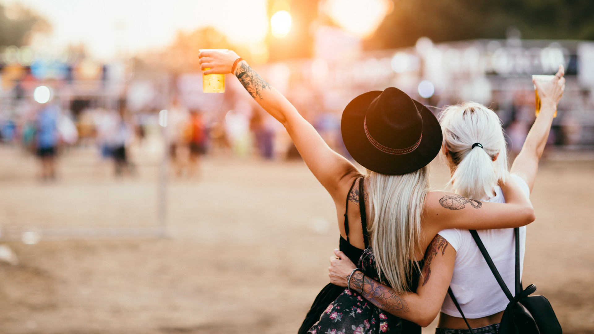 88.6 Sommer © iStock/Astarot Zwei tätowierte Frauen mit einem Getränk in der Hand auf einem Musik-Festival.