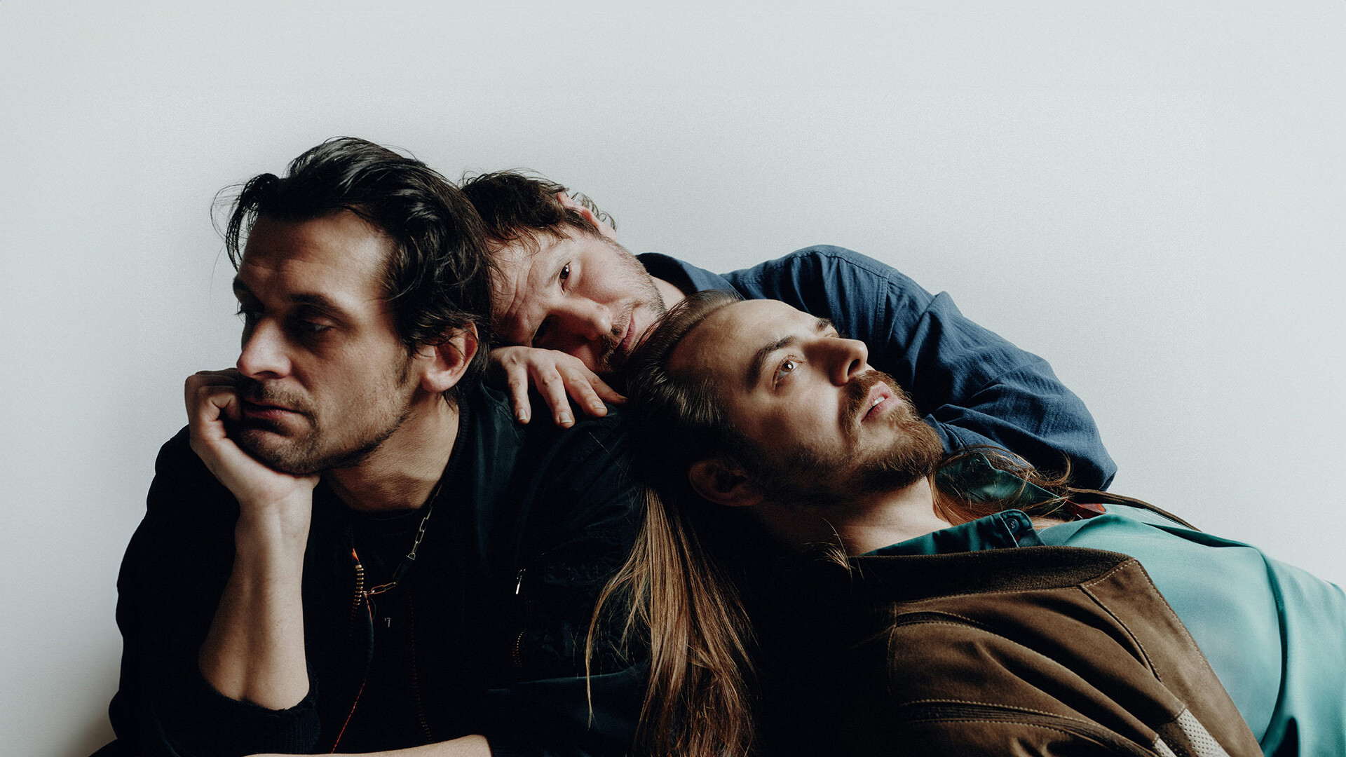 Portrait der Band vor weißem Hintergrund