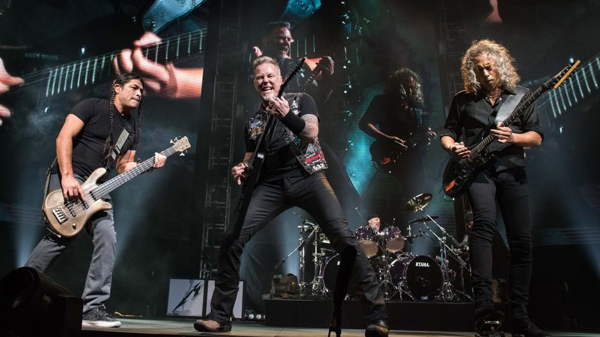 Metallica © Facebook/Metallica Metallica auf der Bühne mit James Hetfield in der Mitte