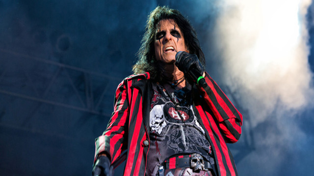 Alice Cooper steht bei einem Rockkonzert auf der Bühne