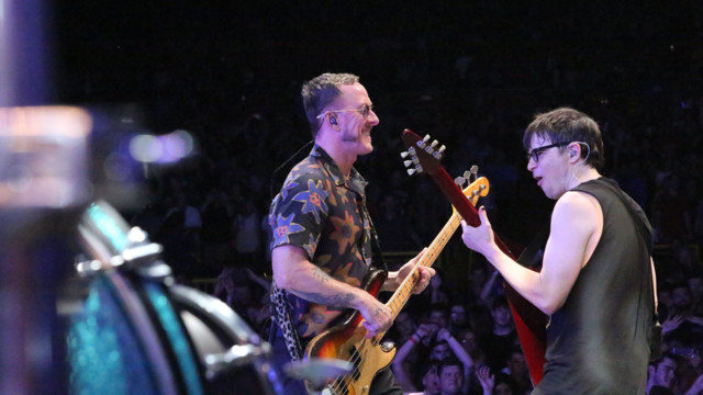 Weezer spielen ein Rockkonzert auf der Bühne