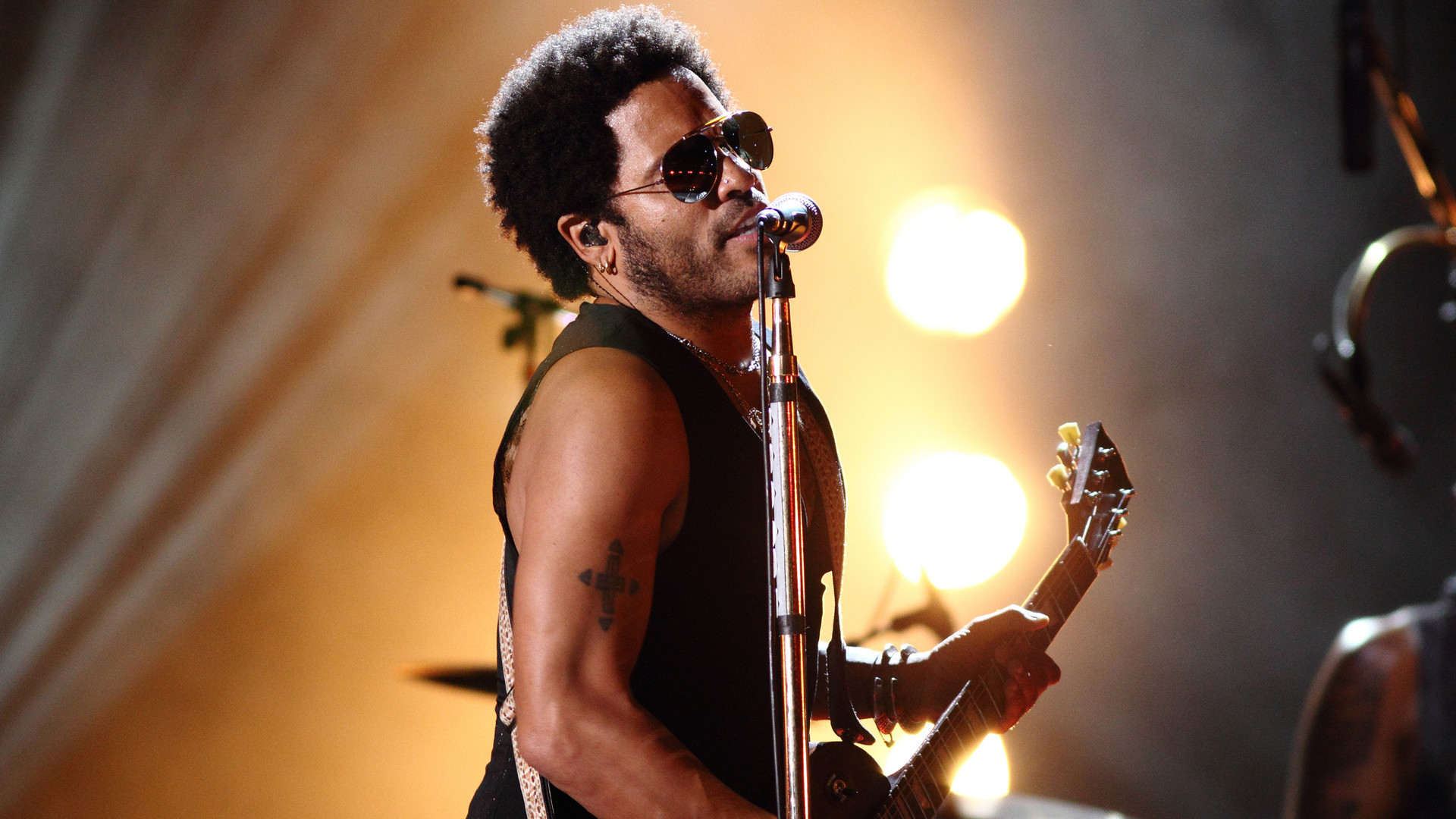 Rocker Lenny Kravitz singt bei Konzert auf der Bühne