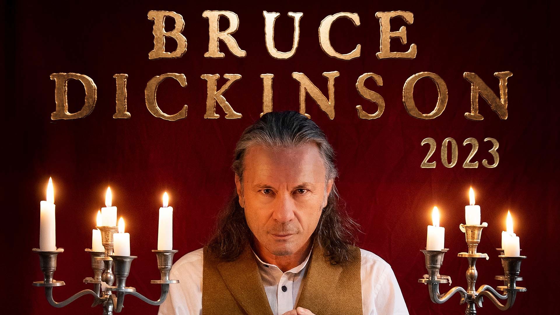 © Iron Maiden Bruce Dickinson mit zwei Kerzenständern