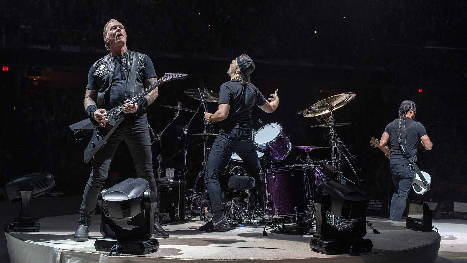 Metallica spielen auf der Bühne ein Rockkonzert
