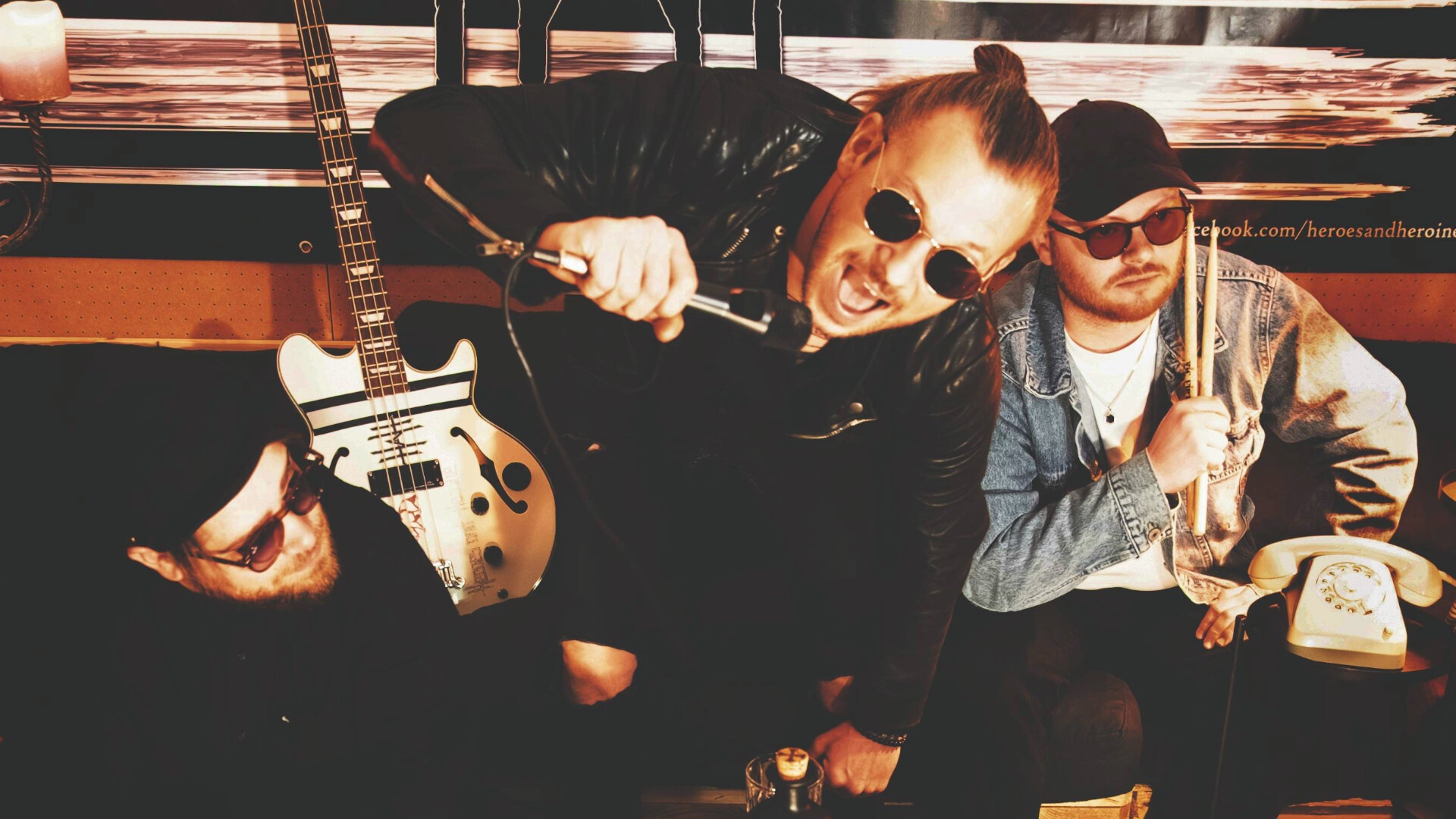 Die Band spaziert zu dritt durch eine italienisch Anmutente Altstadt