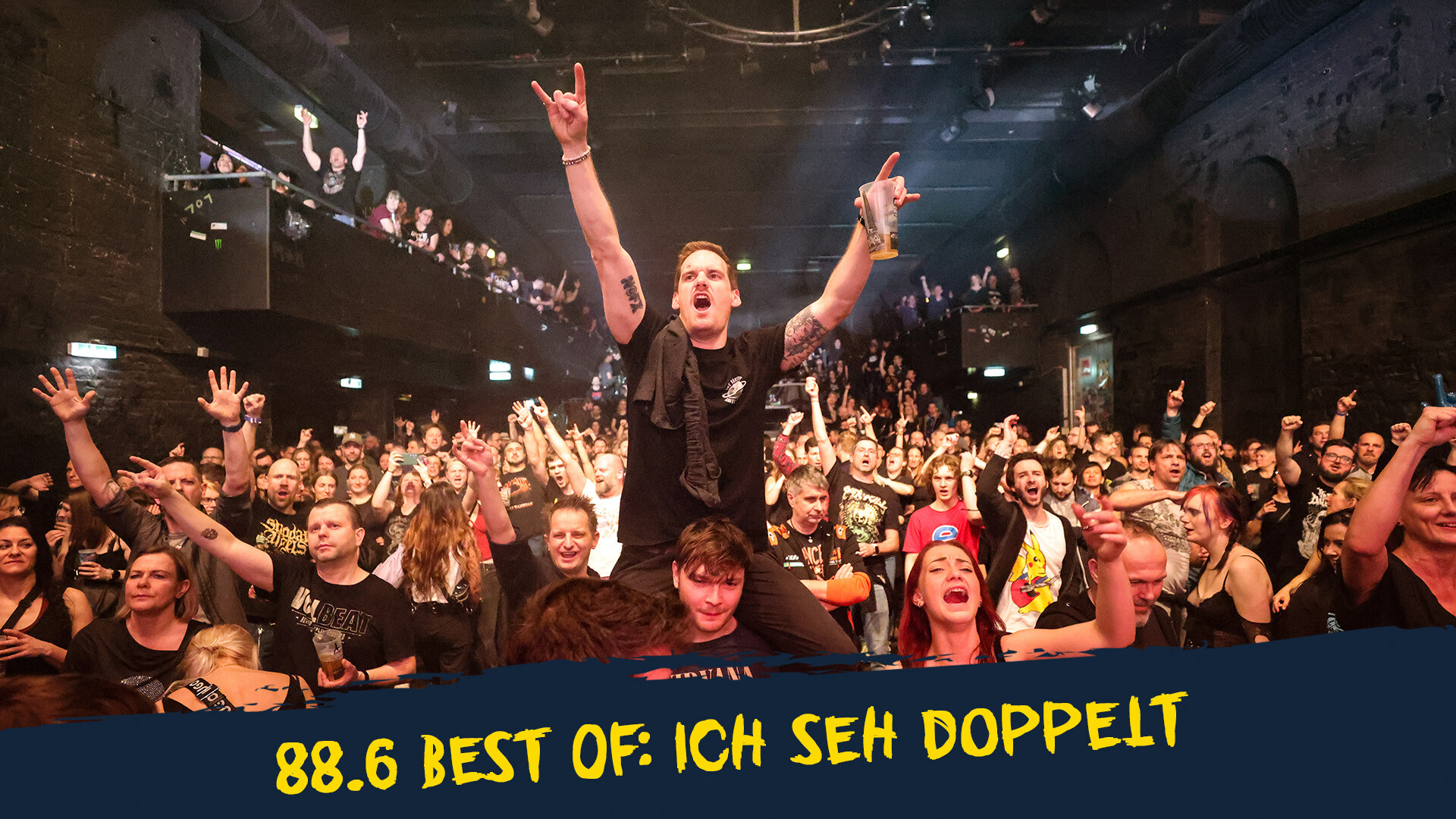 eine Menschenmenge feiert vor einer Bühne