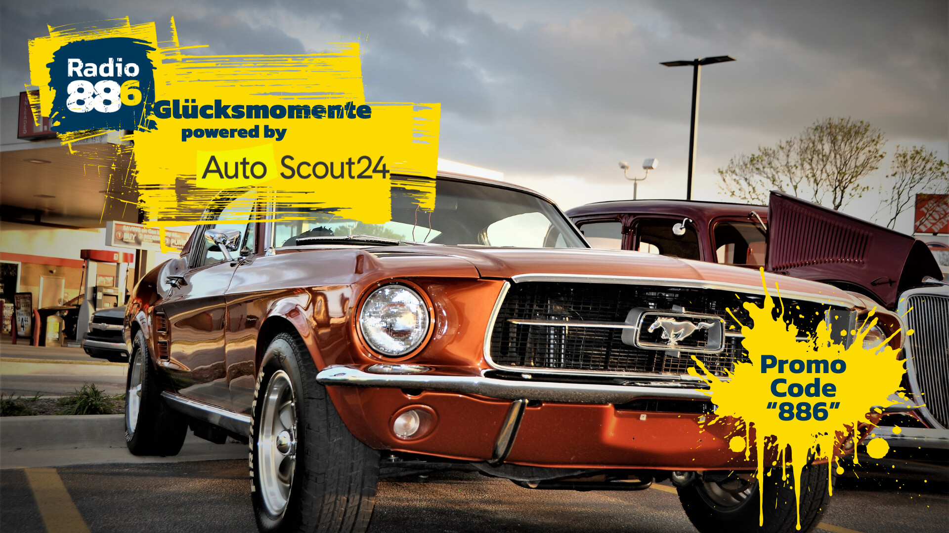 Ein alter Ford Mustang in Rostrot vor einer Tankstelle. Mit Text: Promocode 886 bei AutoScout24 Ein alter Ford Mustang in rostrot vor einer Tankstelle.