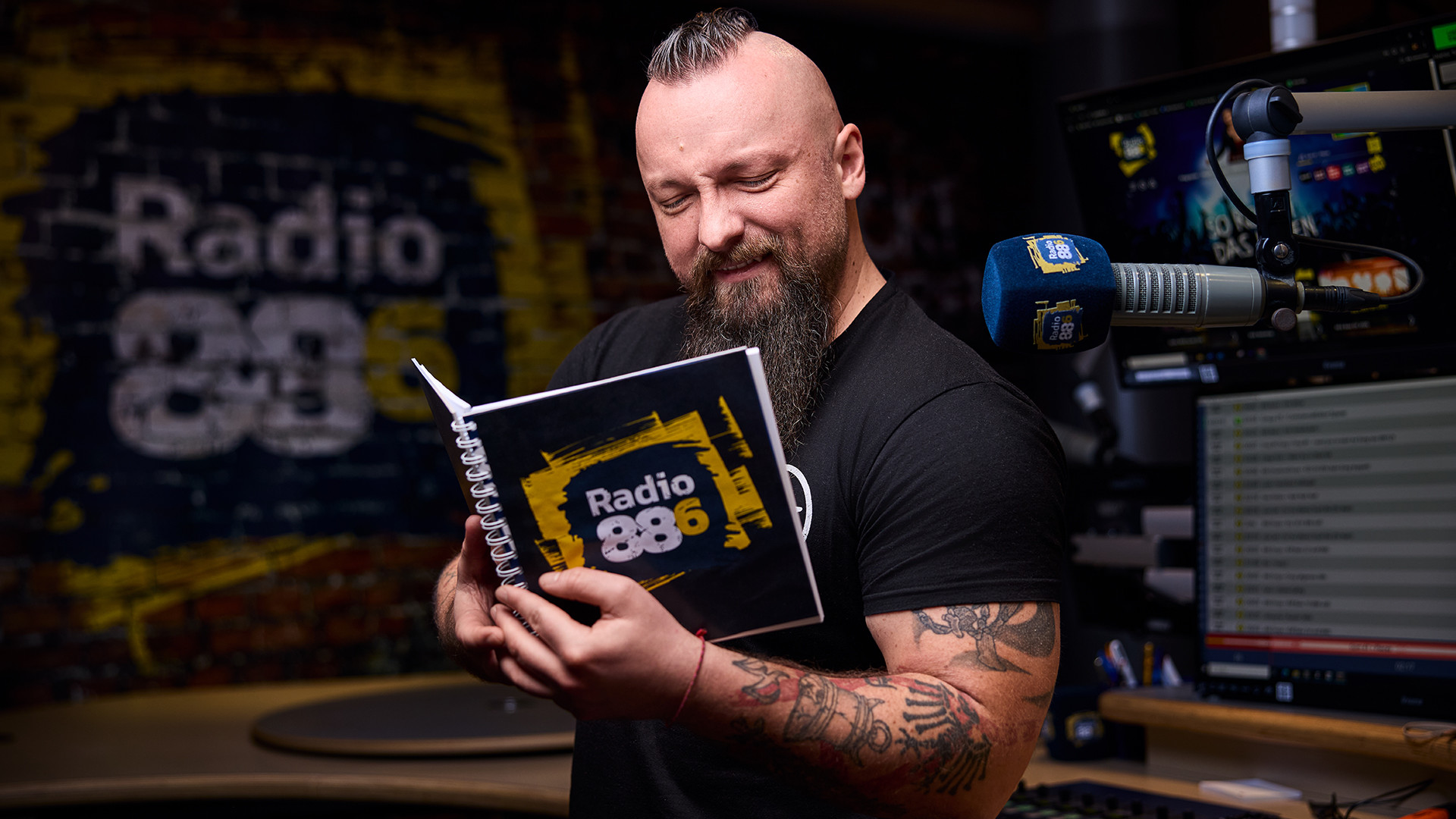 Timpels Gästebuch Timpel hält ein Buch in der Hand