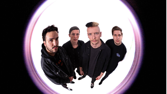 Ein Fischaugenfoto mit pinkem Rand in dem die Band Here For A Reason in schwarzer Kleidung steht