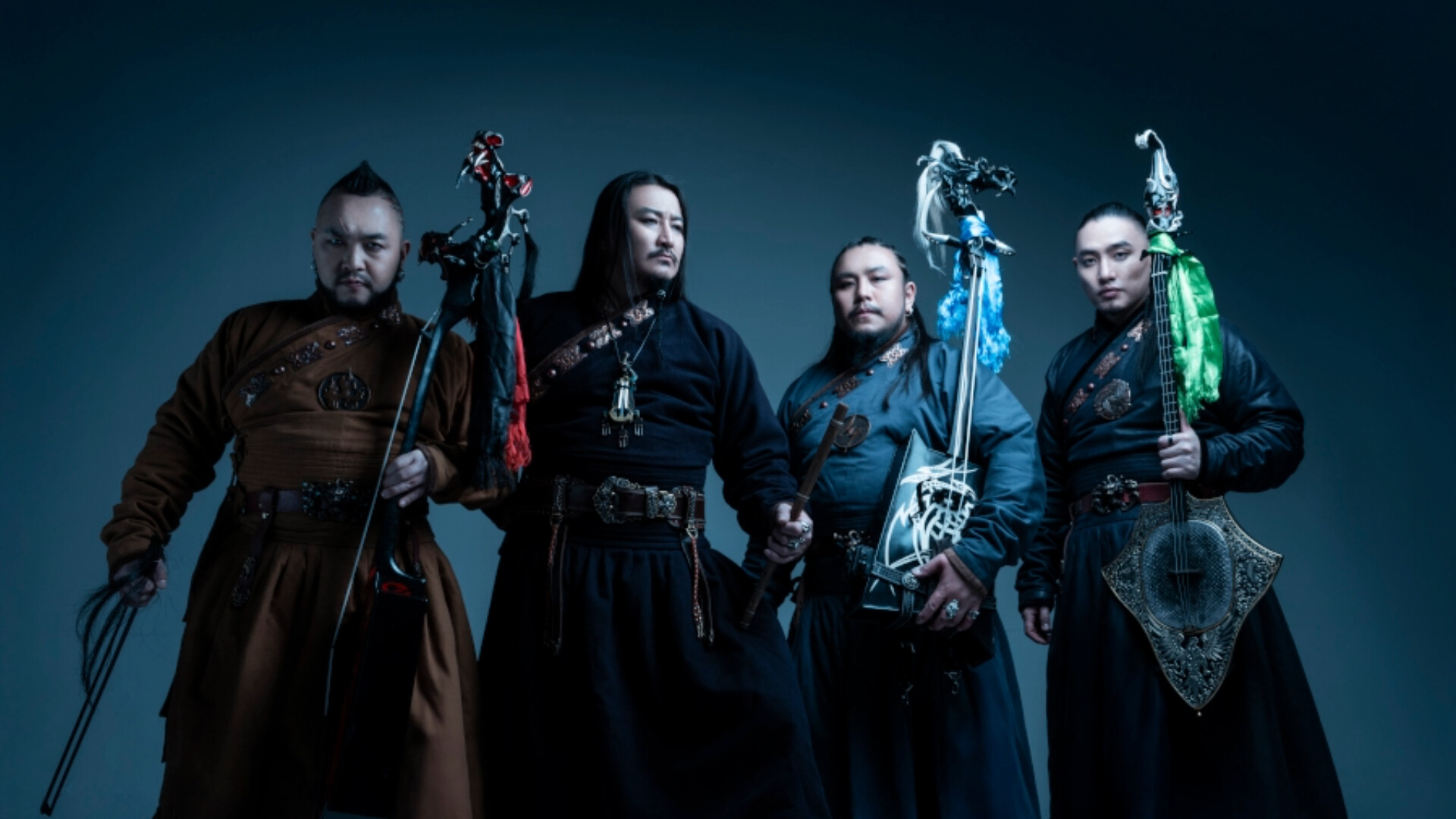 The Hu mit ihren Instrumenten