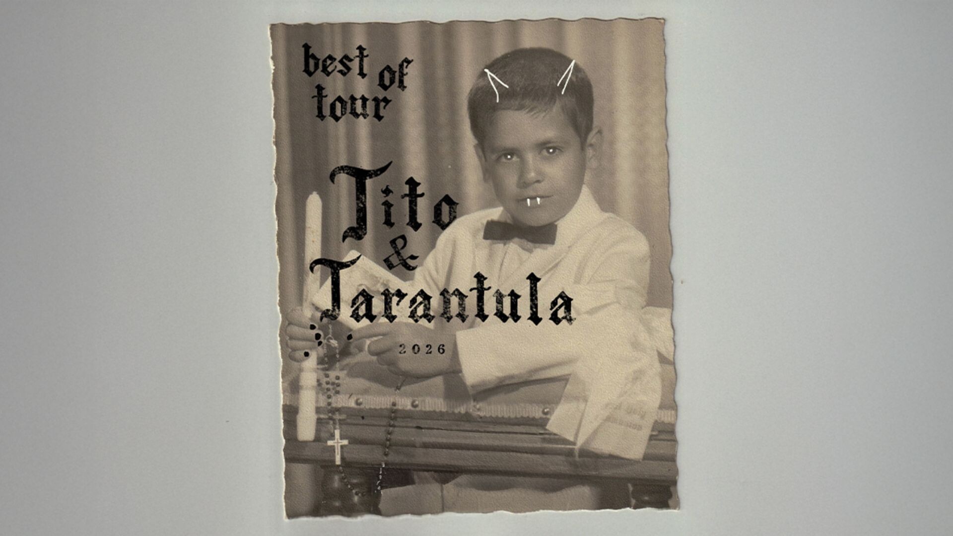 Plakat, das aussieht wie ien altes schwarz weiß Foto, es zeigt einen Jungen, dem mit weißem Stift Teufelshörner und Vampirzähne aufgemalt wurden