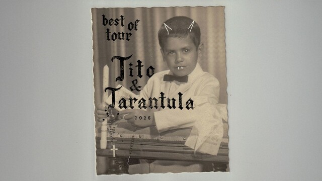 Plakat, das aussieht wie ien altes schwarz weiß Foto, es zeigt einen Jungen, dem mit weißem Stift Teufelshörner und Vampirzähne aufgemalt wurden