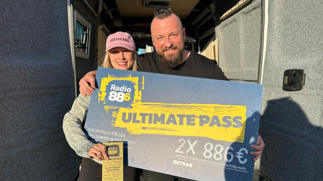 Timpel und Ultimate Pass Gewinnerin Alice mit dem Check und dem goldenen Ticket
