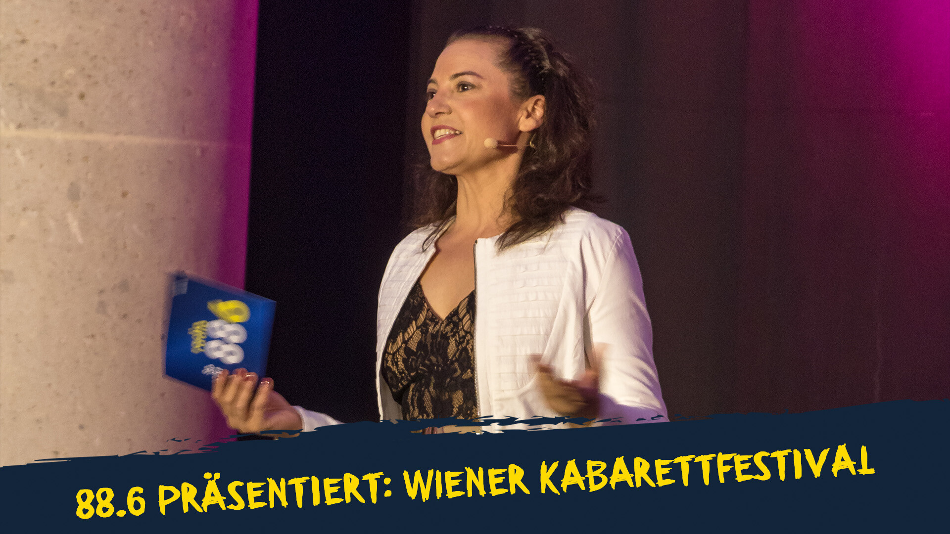 Lydia Veigl auf der Bühne des Wiener Kabarettfestival Lydia Veigl auf der Bühne des Wiener Kabarettfestival