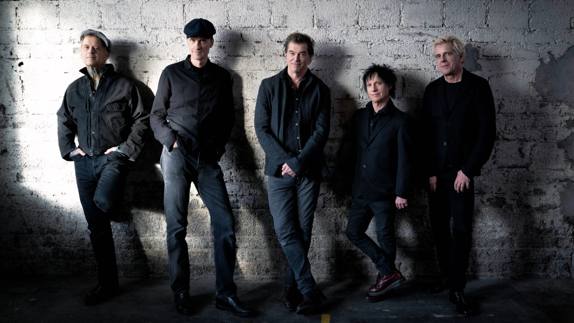 Die Toten Hosen vor einer Ziegelmauer