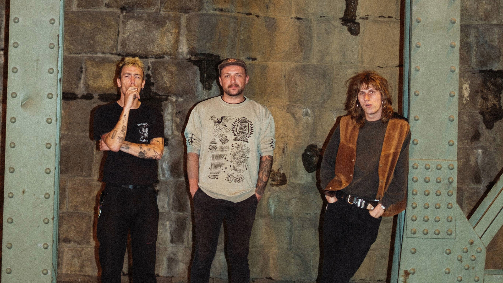 Anda Morts stehen vor einer Wand zwischen Stahlpfeilern