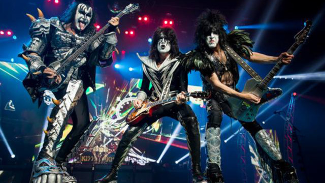 KISS rocken bei einem Konzert auf der Bühne