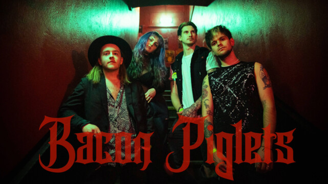 Die Band steht in einem schmalen Stiegenabgang