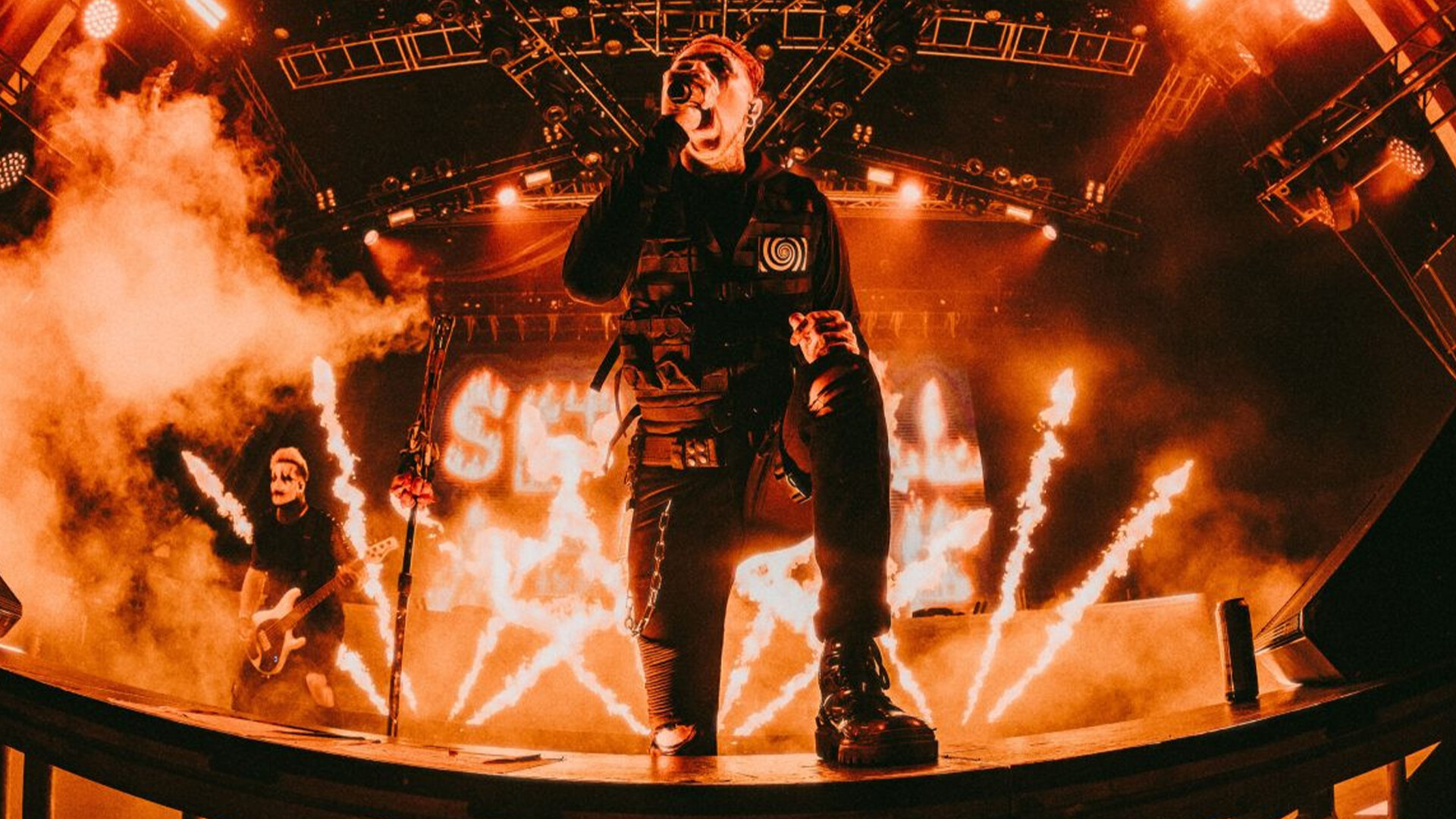 Foto eines Live Auftritts von Motionless In White mit Pyrotechnik