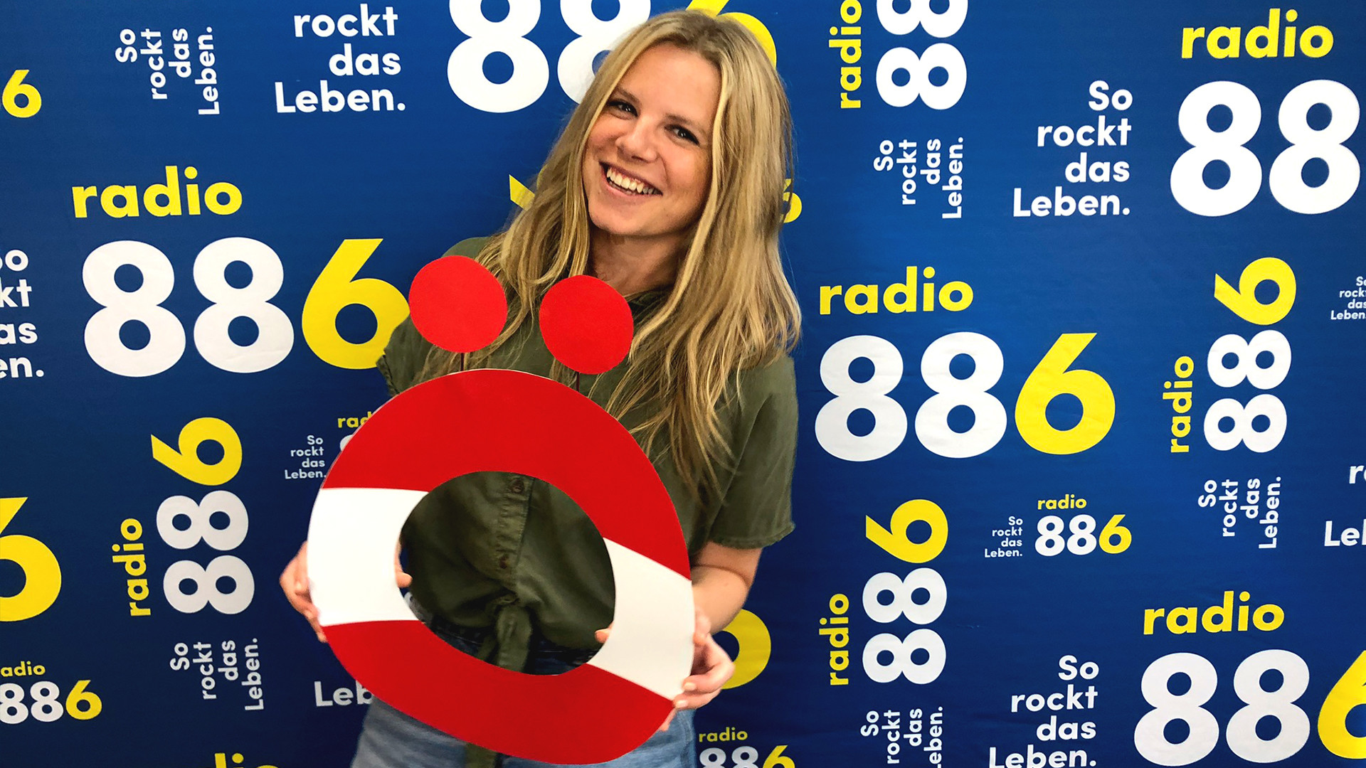 Beate mit Ö Beate Panschur mit einem rot-weiß-rotem Ö
