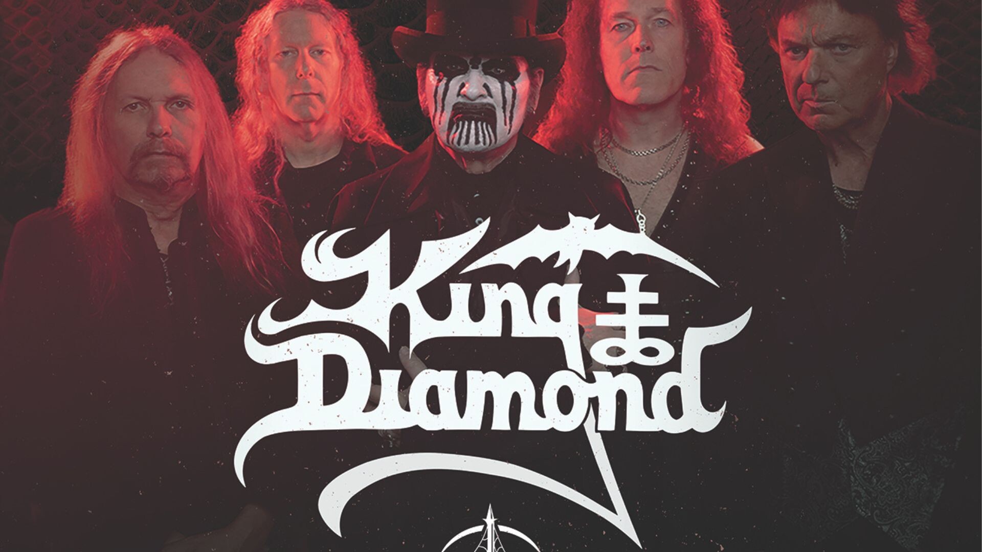 King Diamond Ein Band Foto von King Diamond die Bandmitglieder stehen nebeneinander und werden von rotem Licht beläuchtet