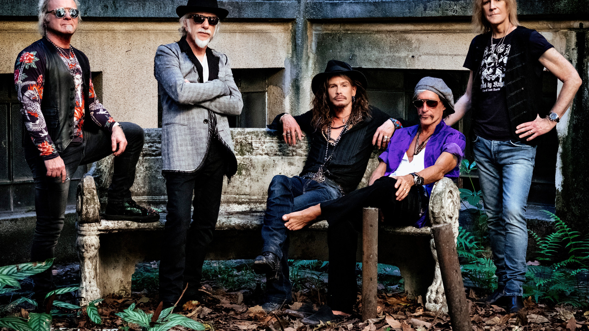 Aerosmith © Zack Whitford Bandfoto von Aerosmith sitzend auf einer Bank