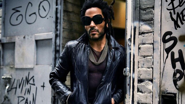 Lenny Kravitz vor einer weißen Wand mit schwarzen Graffitis