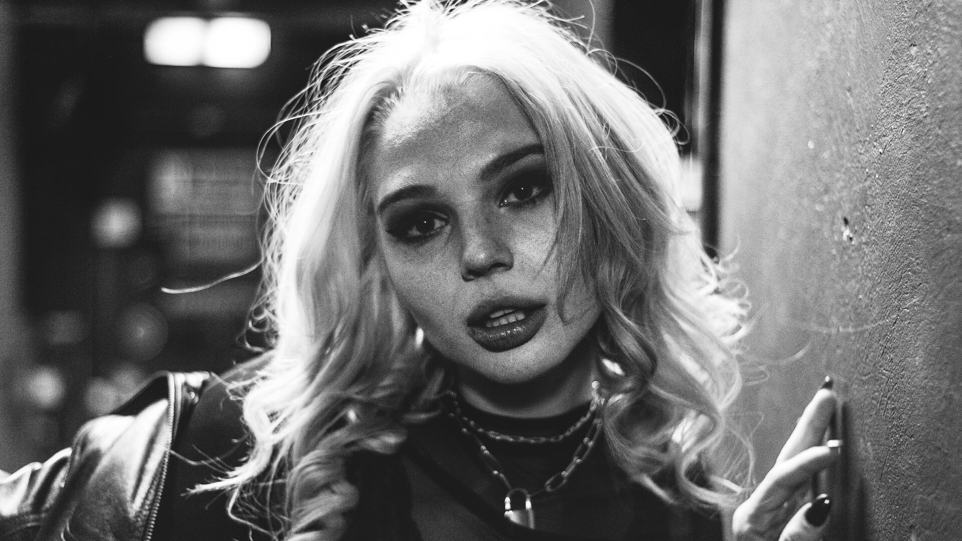 Pose in schwarz weiß an einer Wand