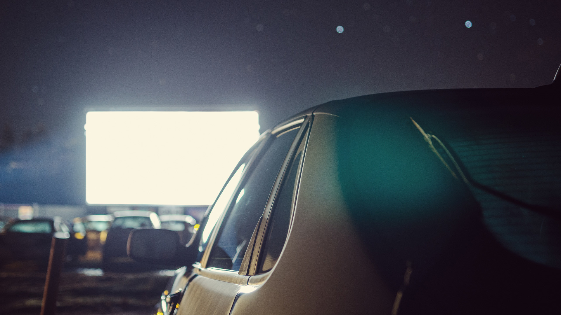 ©iStock Ein Auto vor einer Kinoleinwand