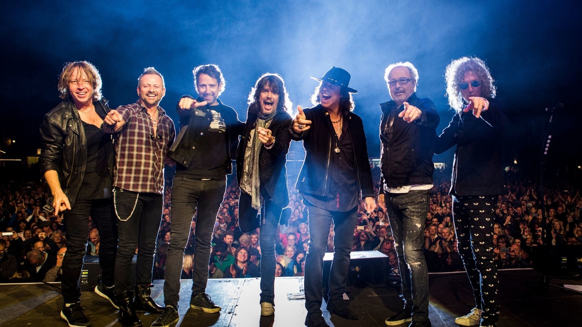 (c) Karsten Staiger Die Band Foreigner auf einer Bühne vor jubelnden Publikum.
