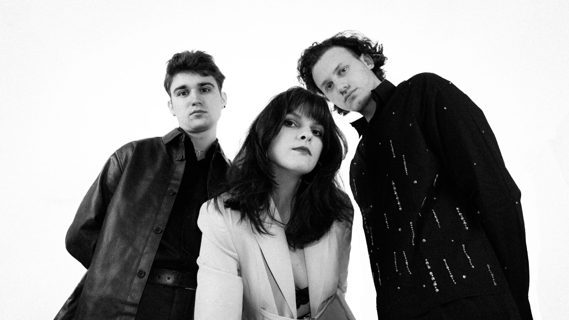 Das Trio von Freude steht vor weißem Hintergrund