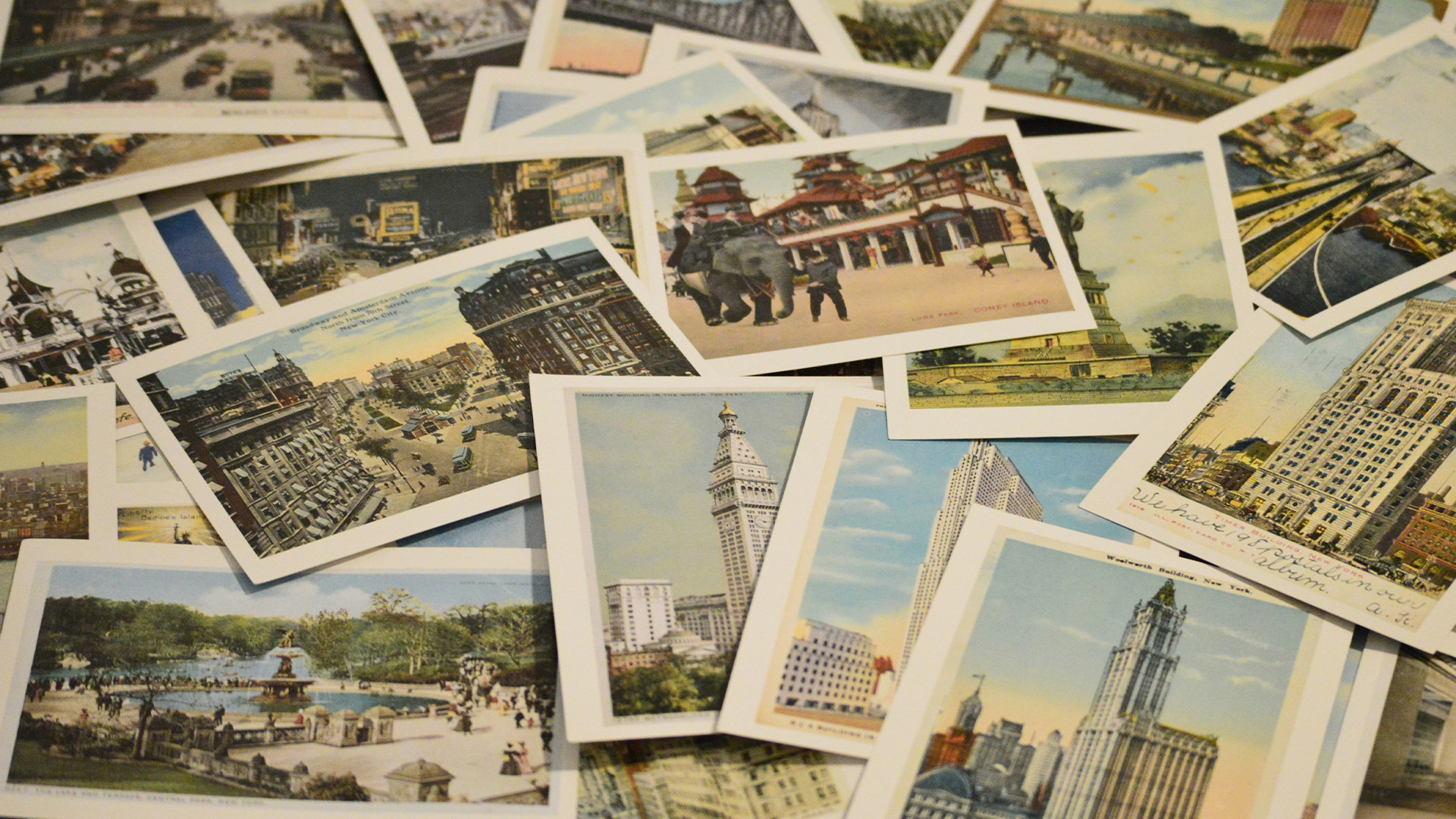 Vintage Postkarten Sammlung Bunte Sammlung nostalgischer Postkarten mit historischen Stadtansichten aus aller Welt – ein visueller Streifzug durch vergangene Zeiten.