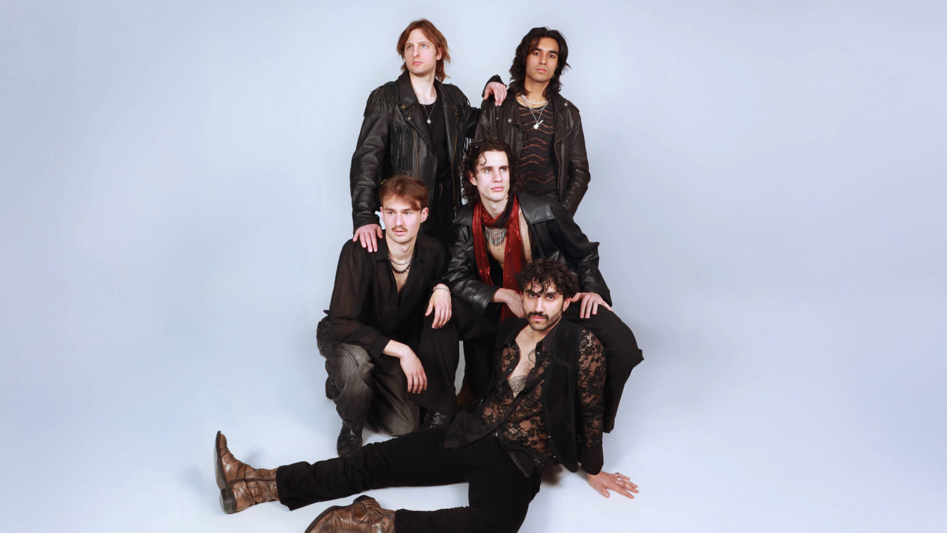 Venice Blue posieren vor grauem Hintergrund