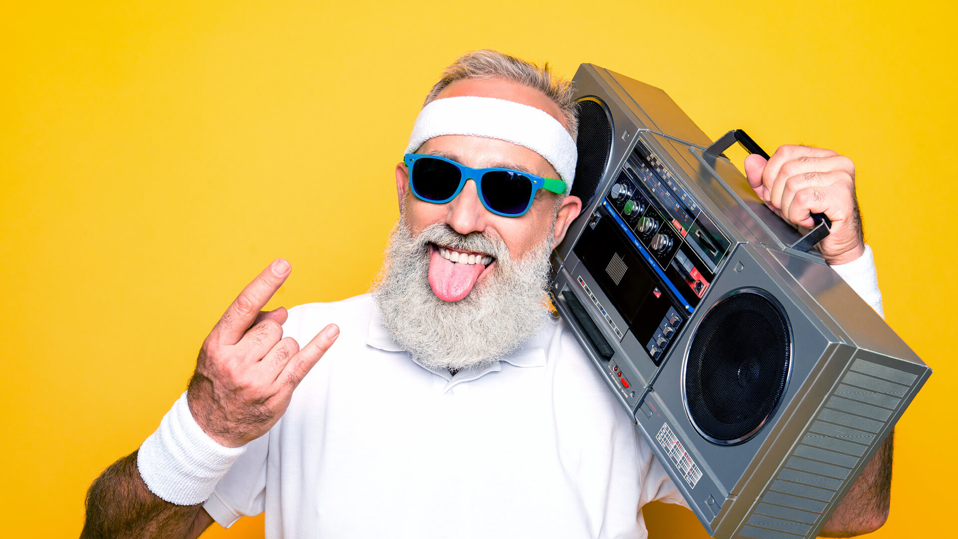 Ein alter Mann hält einen Radio in der Hand
