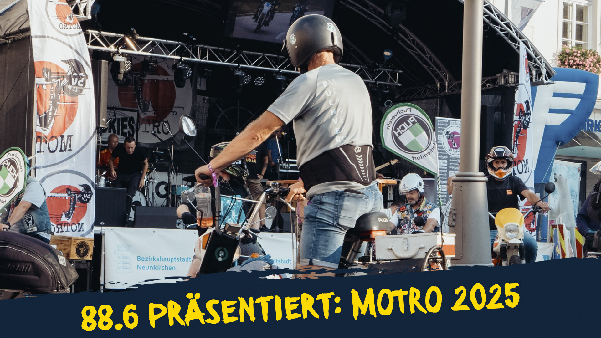 Bühne der MOTRO 2025 mit Puchfahrern Bühne der MOTRO 2025 mit Puchfahrern