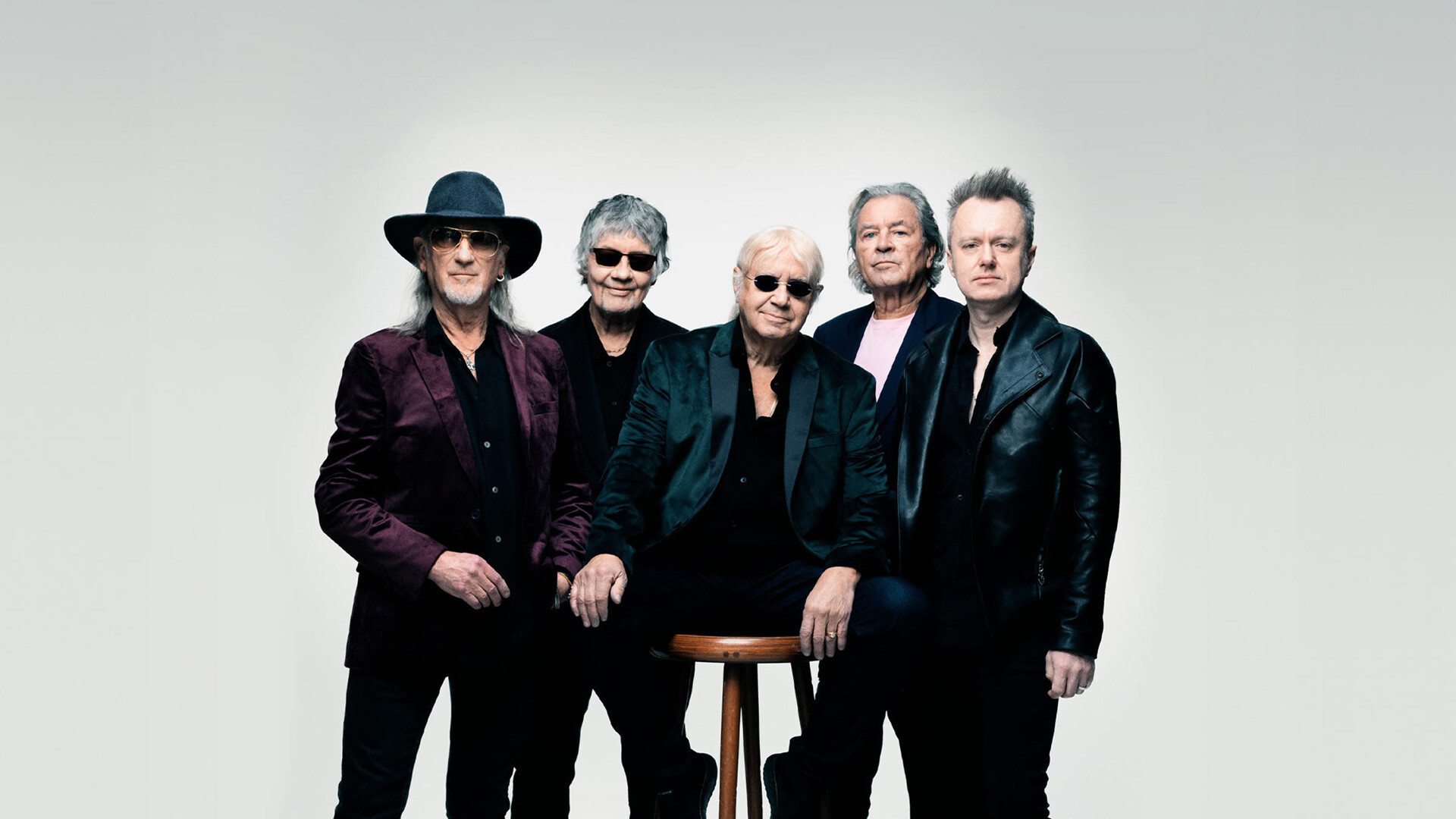 Bandfoto vor weißem Hintergrund