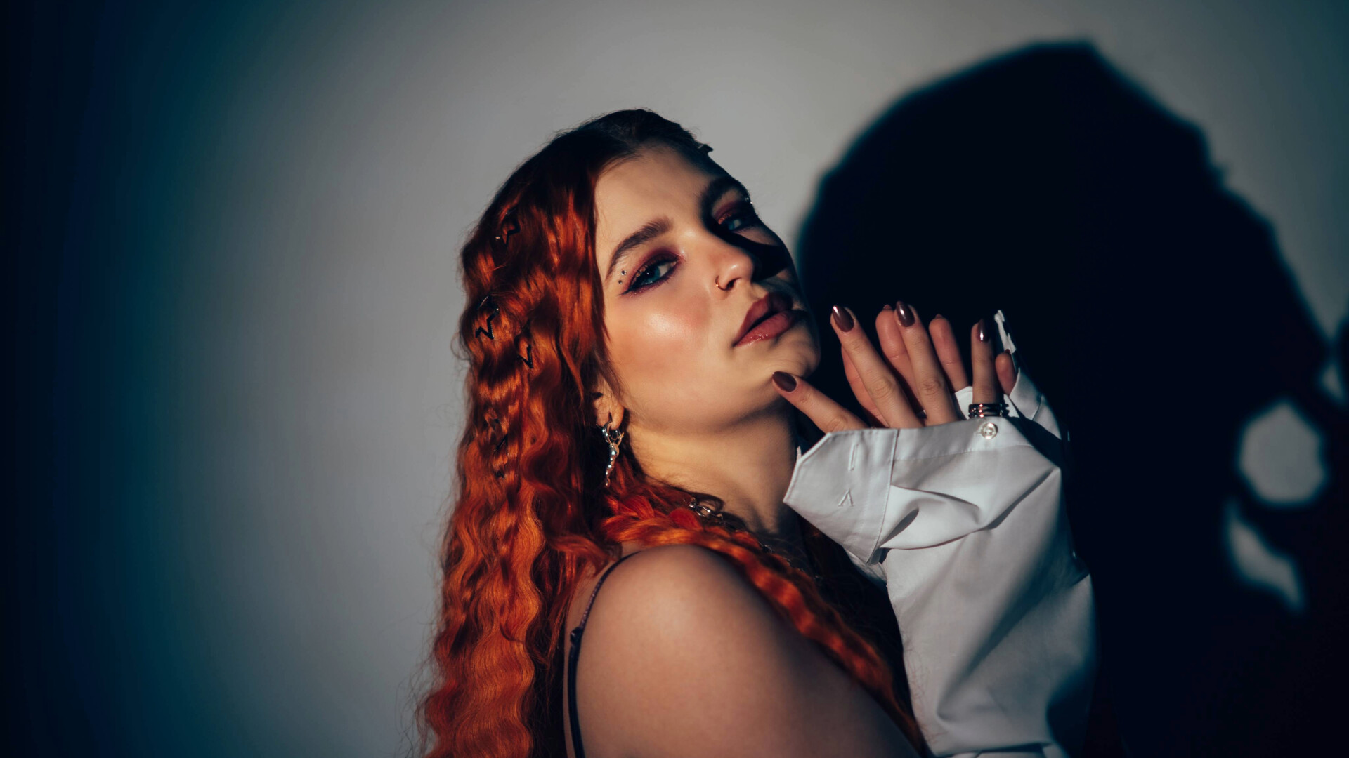 Megan faltet von der Seite beleuchtet die Hände