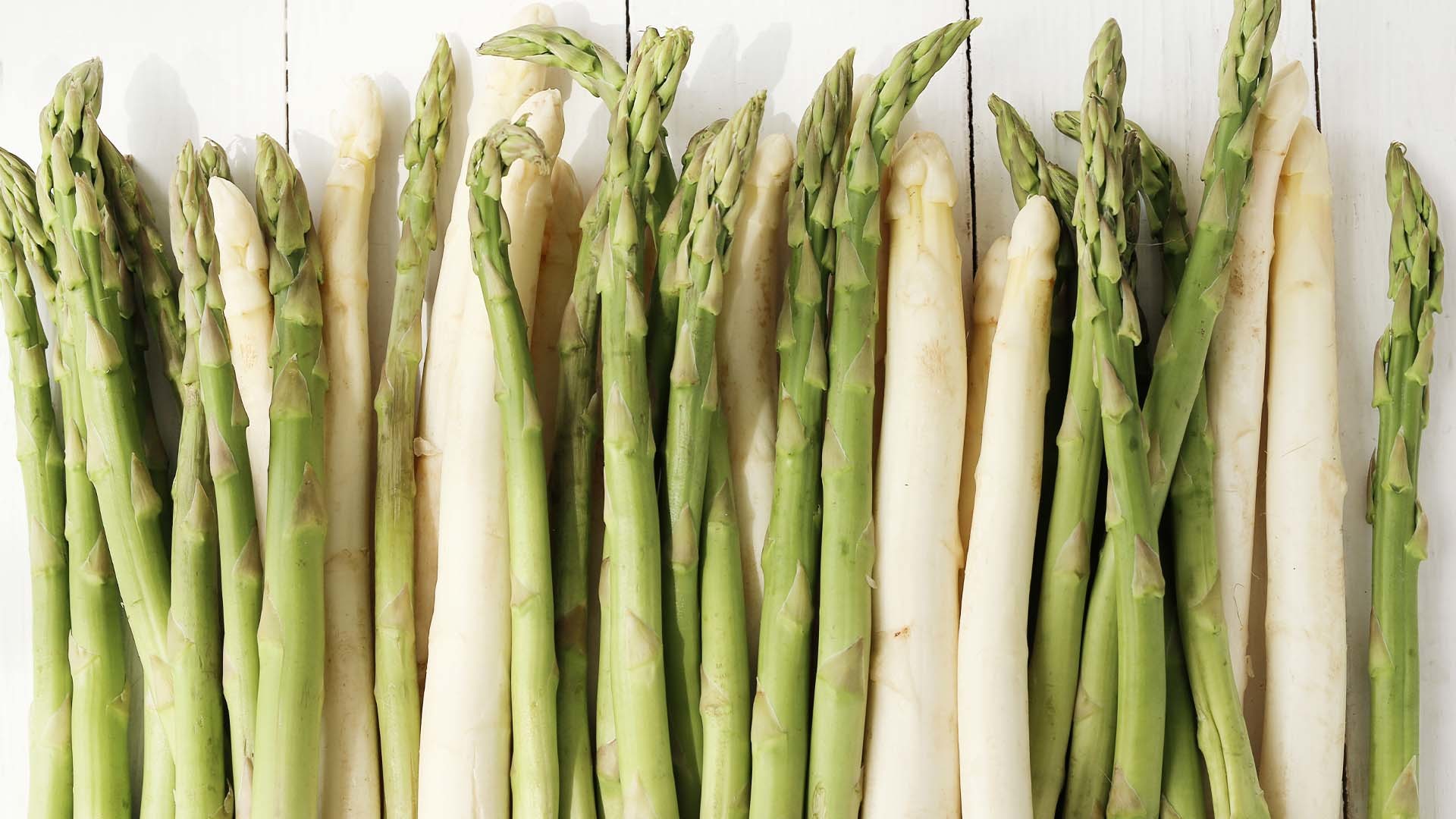 © freepik.com Grüner und weißer Spargel