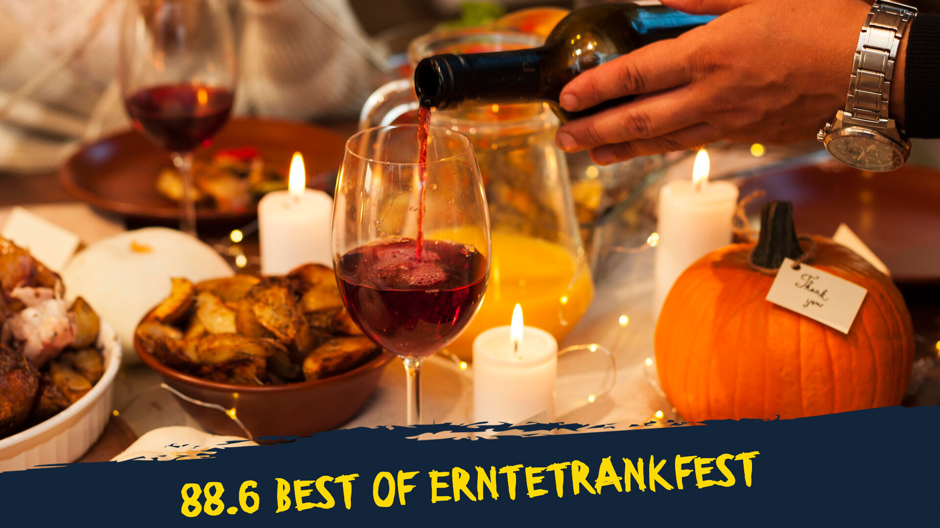Ein Tisch auf dem ein Kürbis steht mit Essen und Getränken