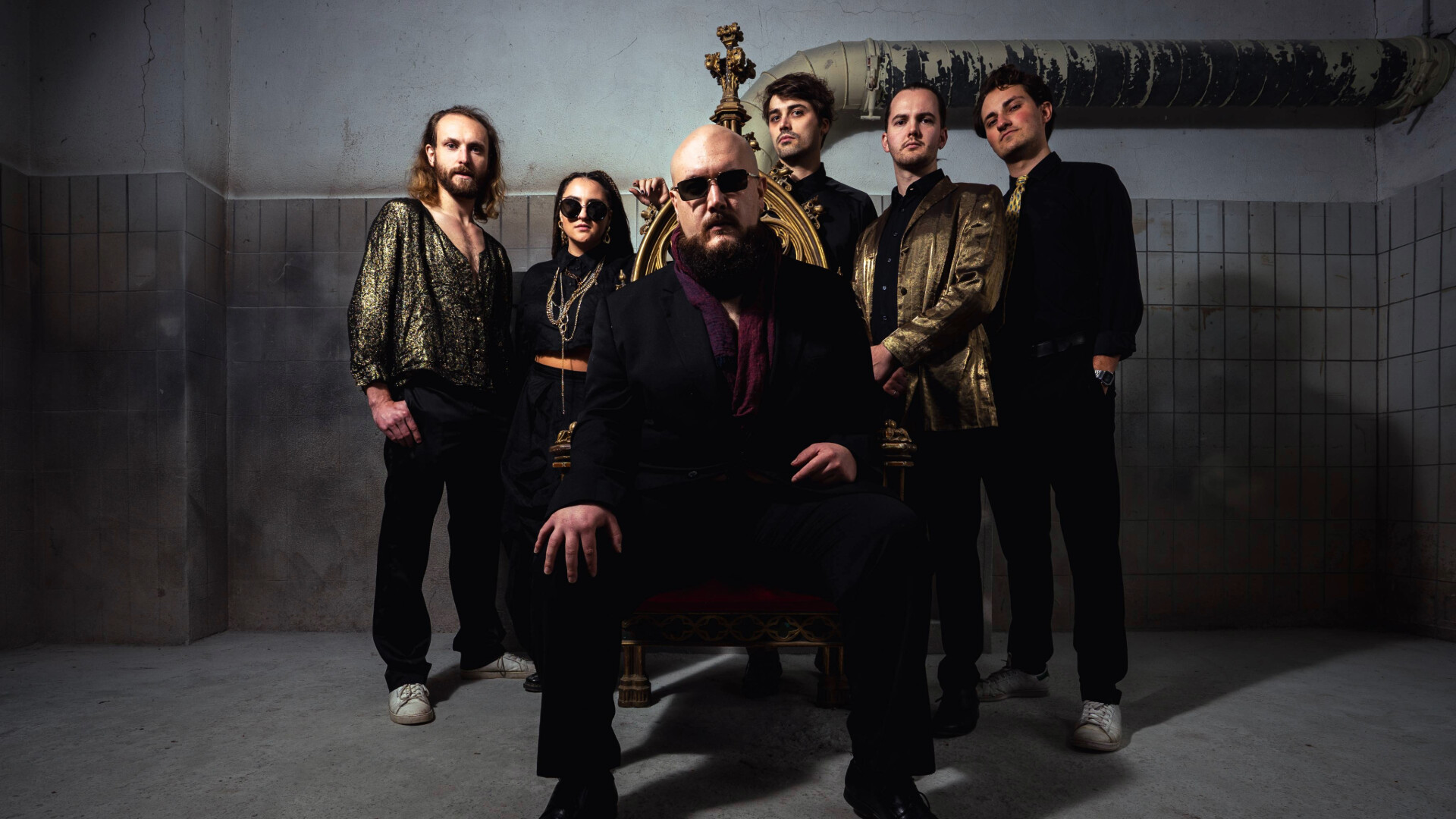 Die Band Sankt Krinzinger steht um einen Thron auf dem der Sänger sitzt.