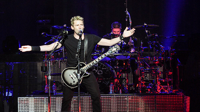 Chad Kroeger Frontmann von Nickelback singt bei Rockkonzert auf der Bühne