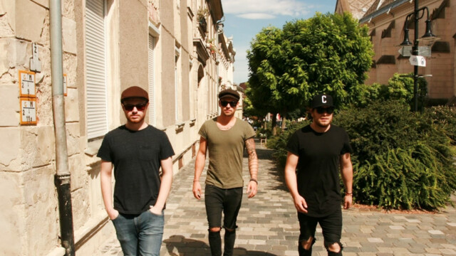 Die Band spaziert zu dritt durch eine italienisch Anmutente Altstadt