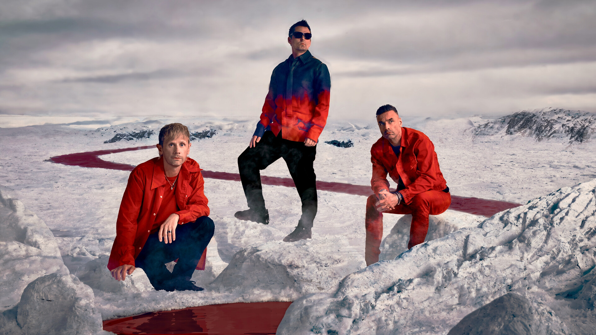 Muse vor einem Roten Hintergrund