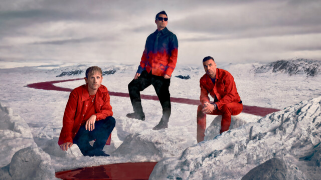 Muse vor einem Roten Hintergrund